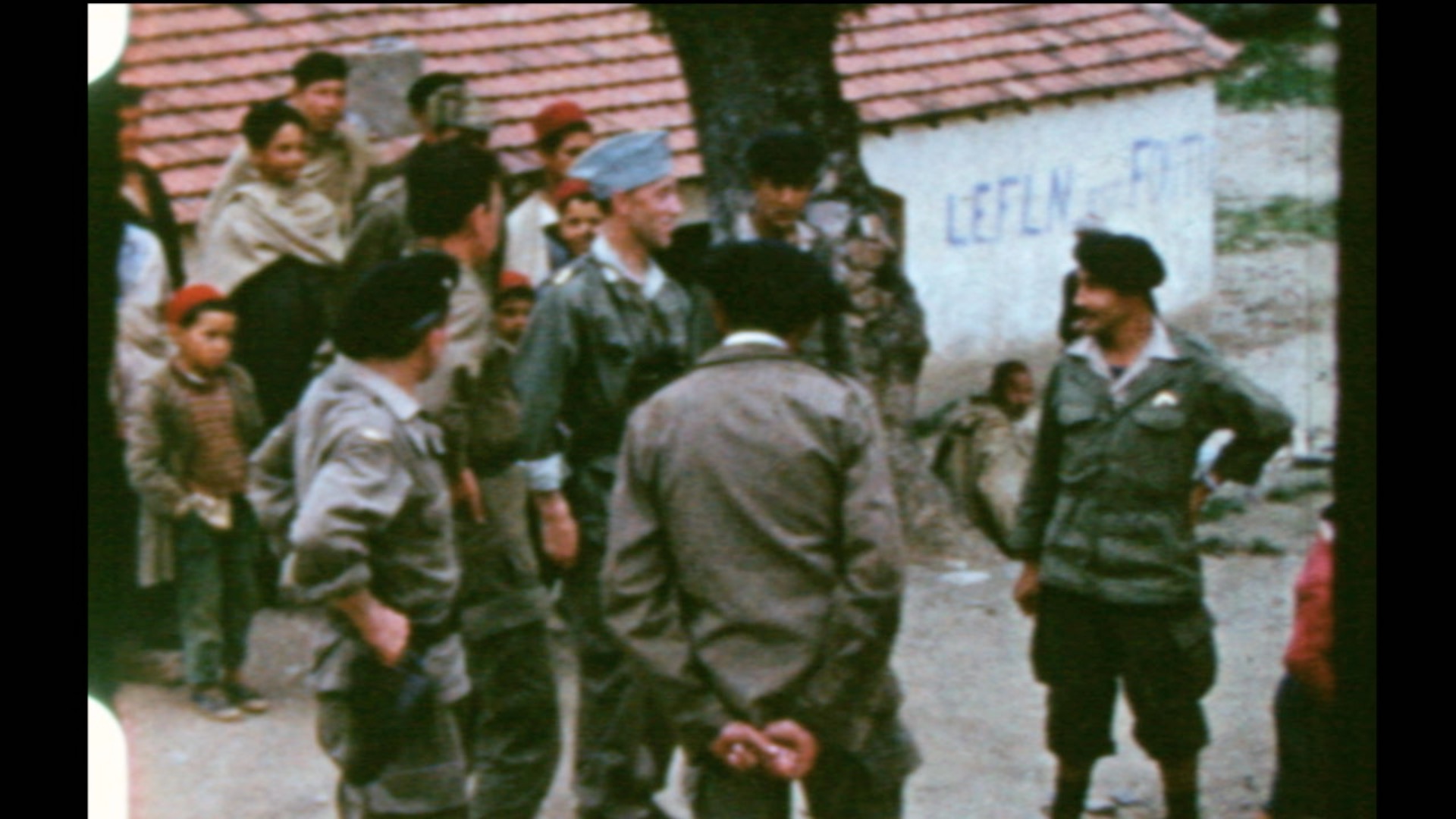 Base militaire française en Kabylie : entrainements, dressage de chiens et vie locale
