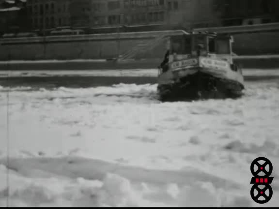 Remorqueur sur la Saône glacée